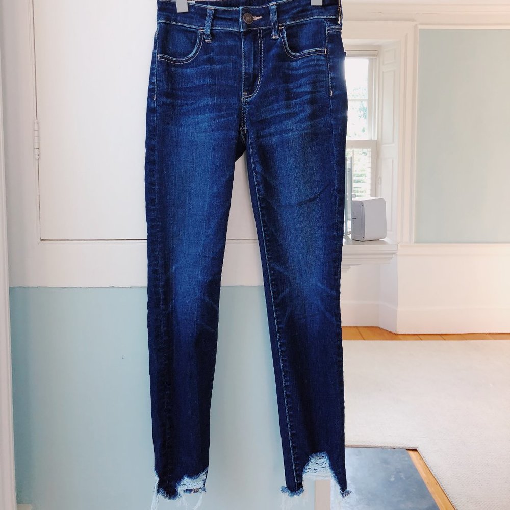 AEO: NWOT skinny jeans w/ distressing